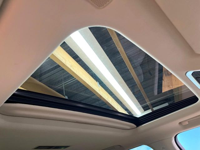 【サンルーフ】開放感たっぷりの希少装備、サンルーフが装着されています!車内に明かりを取り入れたり景色を楽しむ以外にも、車内の空気も簡単に換気できて快適です!