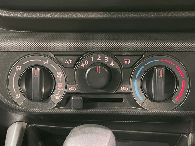 寒い冬も暑い夏も全席に快適な空調を届けてくれる、ダイヤル式エアコンを装備♪