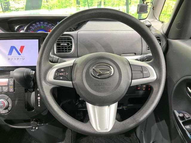 �C���e���A�ɍ��킹���f�U�C���̃X�e�A�����O�́A�^�]�������̂��Ƃ��l���A�^�]���₷���`��A�傫���ł��B�����x�A���ۂɐG���Ă��m���߂��������B