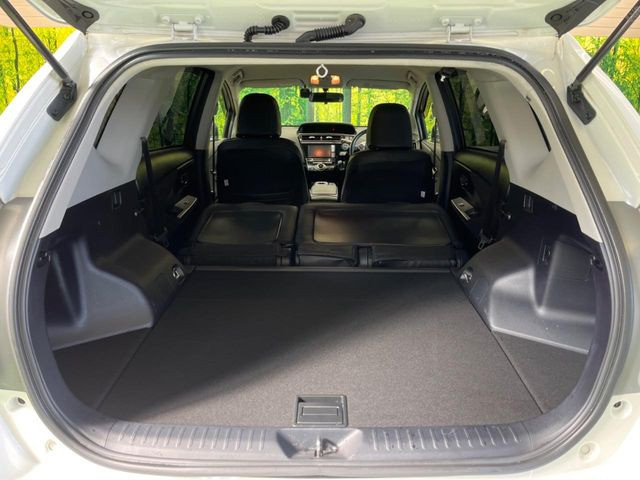 積み下ろしのしやすいデッキにはたっぷりと荷物を積み込んでいただけます。遊びから仕事まで、様々なシーンで頼れます♪