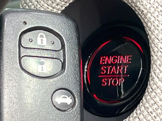 �yHonda�X�}�[�g�L�[�z�J�o����|�P�b�g�ɓ��ꂽ�܂܂ł��h�A�̎{���E�������\�ȃX�}�[�g�L�[�𑕔��B�G���W���̃I���E�I�t�����J�M�����o���K�v����������Ƃ��Ă��֗��ł���