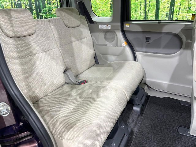 後部座席も気になるようなキズ・汚れやへたり等、大きなダメージはなく、良好な状態です。