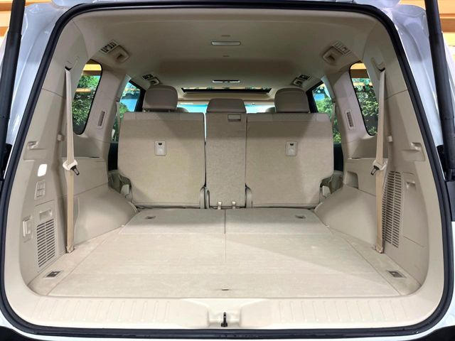 後席を格納すると、これだけの広さが!シーンに合わせたシートアレンジで、大きな荷物も積むことが出来ます♪