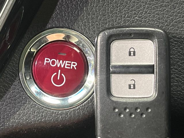 �yHonda�X�}�[�g�L�[�z�J�o����|�P�b�g�ɓ��ꂽ�܂܂ł��h�A�̎{���E�������\�ȃX�}�[�g�L�[�𑕔��B�G���W���̃I���E�I�t�����J�M�����o���K�v����������Ƃ��Ă��֗��ł���