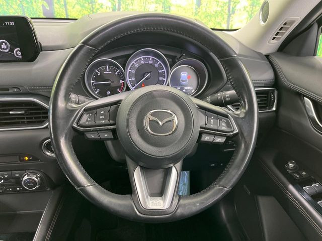 �C���e���A�ɍ��킹���f�U�C���̃X�e�A�����O�́A�^�]�������̂��Ƃ��l���A�^�]���₷���`��A�傫���ł��B�����x�A���ۂɐG���Ă��m���߂��������B