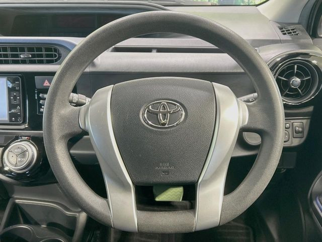 �C���e���A�ɍ��킹���f�U�C���̃X�e�A�����O�́A�^�]�������̂��Ƃ��l���A�^�]���₷���`��A�傫���ł��B�����x�A���ۂɐG���Ă��m���߂��������B