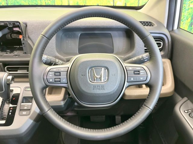 �C���e���A�ɍ��킹���f�U�C���̃X�e�A�����O�́A�^�]�������̂��Ƃ��l���A�^�]���₷���`��A�傫���ł��B�����x�A���ۂɐG���Ă��m���߂��������B