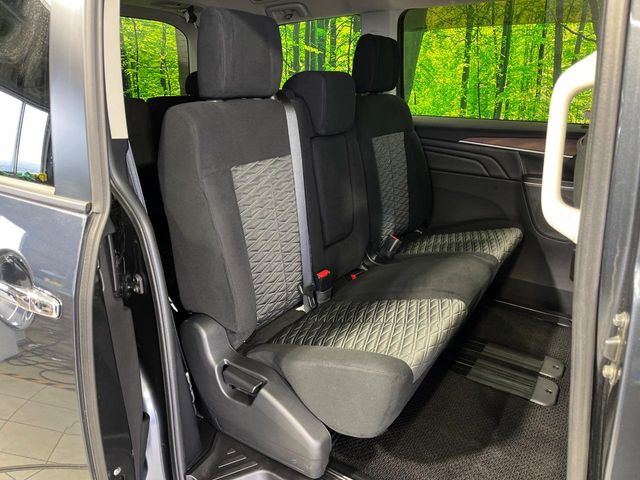 後部座席も気になるようなキズ・汚れやへたり等、大きなダメージはなく、良好な状態です。