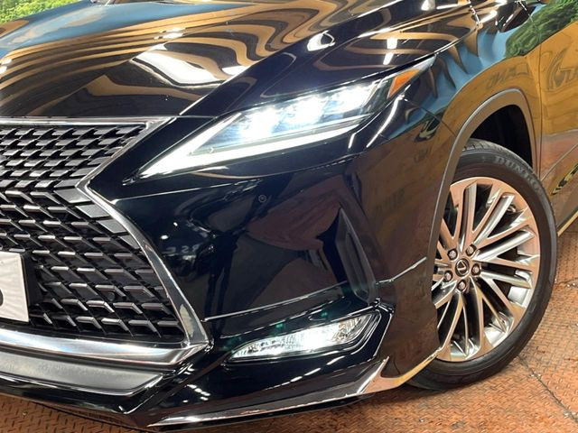 【三眼LEDヘッドライト】スタイリッシュな見た目の三眼LEDヘッドライトを装備♪スタイルだけでなく、夜間の走行も視界良好で安心してお乗りいただけます。