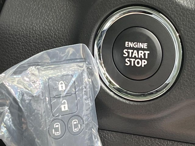 【キーレススタートシステム】カバンやポケットに入れたままでもドアの施錠・解錠が可能なスマートキーを装備。エンジンのオン・オフ時もカギを取り出す必要が無いからとっても便利です♪