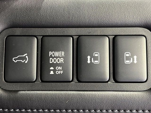 【両側パワースライドドア】スマートキーや運転席のスイッチで後席両側スライドドアの開閉が可能♪電動だから力を入れてドアを開ける必要が無く、小さなお子様でも簡単に開け閉めでき快適です♪