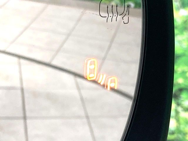 【ブラインドスポットモニター】走行中、ドアミラーの死角になりやすい箇所に後続車が接近するとサイドミラー付近に警告を表示、ドライバーに注意喚起をしてくれます。