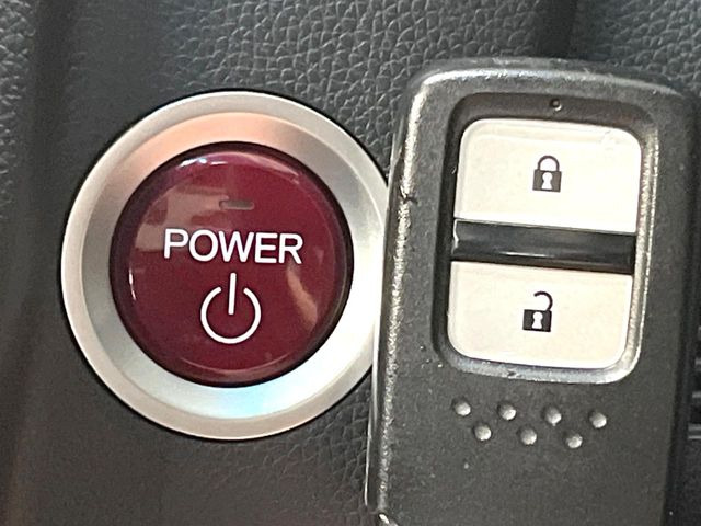 �yHonda�X�}�[�g�L�[�z�J�o����|�P�b�g�ɓ��ꂽ�܂܂ł��h�A�̎{���E�������\�ȃX�}�[�g�L�[�𑕔��B�G���W���̃I���E�I�t�����J�M�����o���K�v����������Ƃ��Ă��֗��ł���