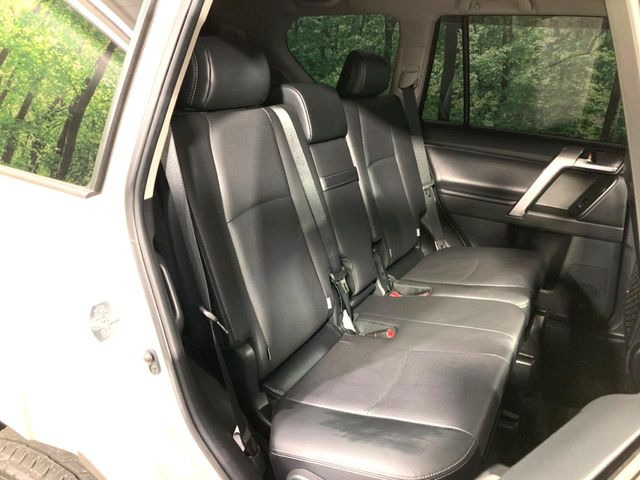 後部座席も気になるようなキズ・汚れやへたり等、大きなダメージはなく、良好な状態です。