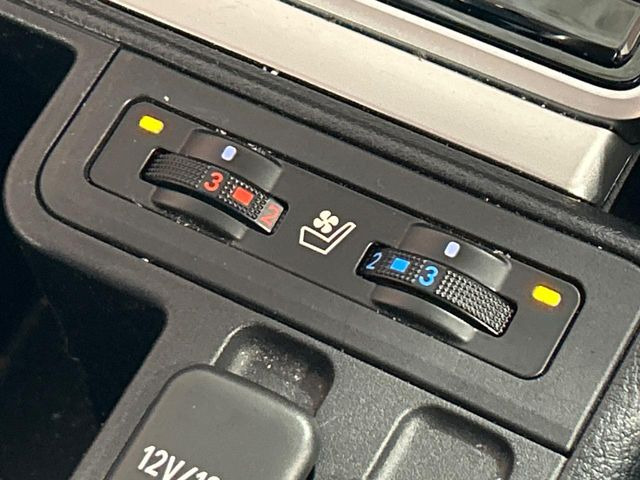 【シートベンチレーション】夏場は涼しい風でお尻や背中の熱やムレを防ぎ、冬はエアコンよりも早く温まってポカポカに!季節を問わず快適に過ごせます。