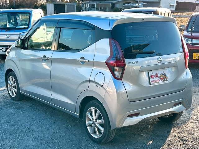 ���X�ł͌y�����Ԃ��畁�ʎԂ܂ŕ��L���I�[�����[�J�[�̎Ԏ�E�F�E�O���[�h��L�x�ɑ����Ă���܂��B