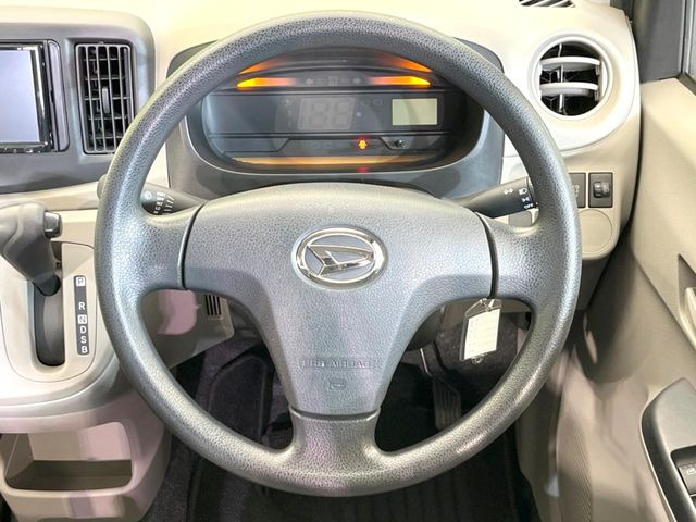 �C���e���A�ɍ��킹���f�U�C���̃X�e�A�����O�́A�^�]�������̂��Ƃ��l���A�^�]���₷���`��A�傫���ł��B�����x�A���ۂɐG���Ă��m���߂��������B