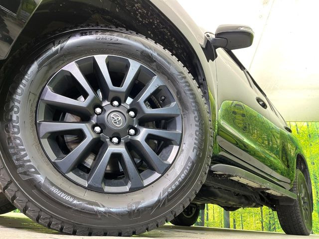 【純正18インチアルミホイール】外観にマッチした純正アルミホイールを装着しております。各種社外アルミホイールや、スタッドレスタイヤも取扱いしております。是非ご相談ください♪