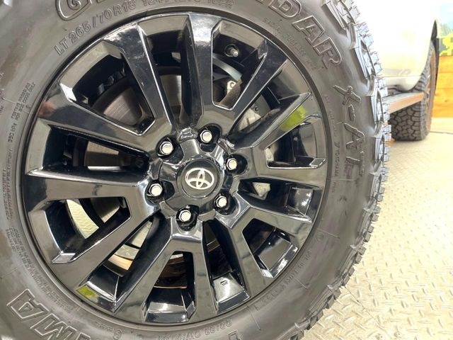 【純正18インチアルミホイール】外観にマッチした純正アルミホイールを装着しております。各種社外アルミホイールや、スタッドレスタイヤも取扱いしております。是非ご相談ください♪