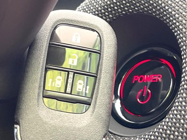 �yHonda�X�}�[�g�L�[�z�J�o����|�P�b�g�ɓ��ꂽ�܂܂ł��h�A�̎{���E�������\�ȃX�}�[�g�L�[�𑕔��B�G���W���̃I���E�I�t�����J�M�����o���K�v����������Ƃ��Ă��֗��ł���