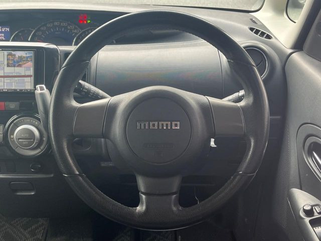 �C���e���A�ɍ��킹���f�U�C���̃X�e�A�����O�́A�^�]�������̂��Ƃ��l���A�^�]���₷���`��A�傫���ł��B�����x�A���ۂɐG���Ă��m���߂��������B