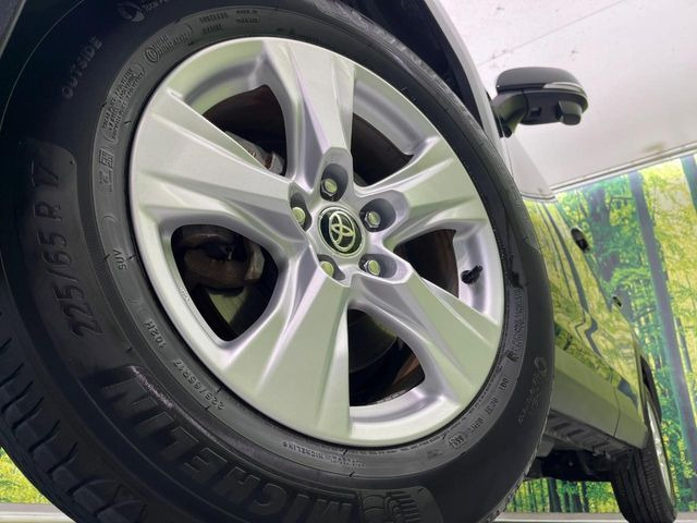 【純正17インチアルミホイール】外観にマッチした純正アルミホイールを装着しております。各種社外アルミホイールや、スタッドレスタイヤも取扱いしております。是非ご相談ください♪