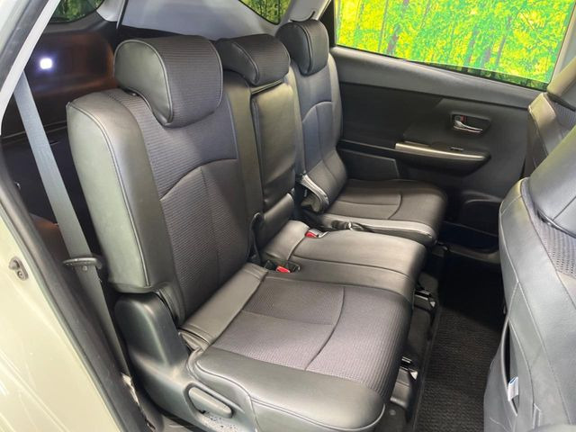 後部座席も気になるようなキズ・汚れやへたり等、大きなダメージはなく、良好な状態です。