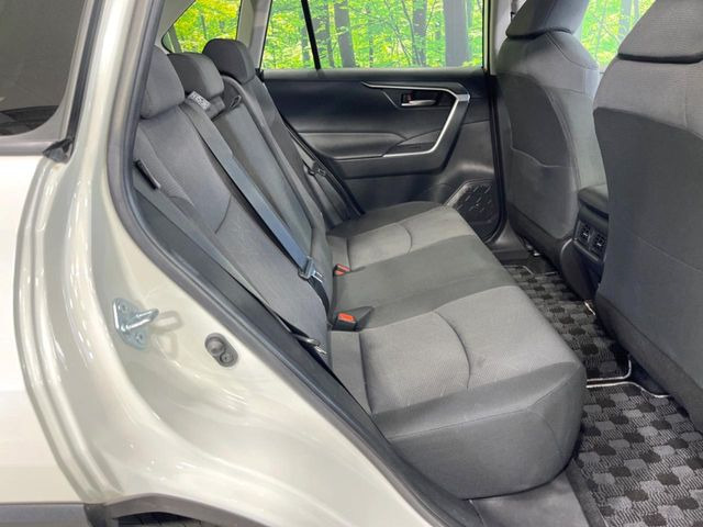 広々とした2列目シートは居住性が高く、居心地も快適!友達や家族とのお出かけにぴったりです。ベビーシートやチャイルドシート使用時も快適にお過ごしいただける十分な空間を確保しています。