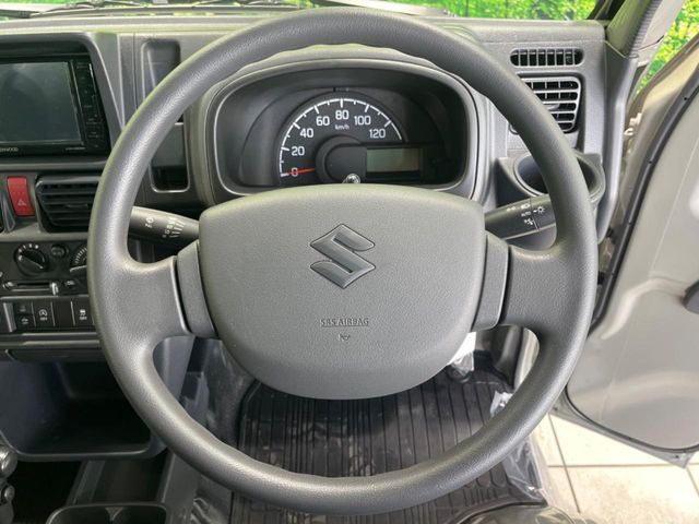 �C���e���A�ɍ��킹���f�U�C���̃X�e�A�����O�́A�^�]�������̂��Ƃ��l���A�^�]���₷���`��A�傫���ł��B�����x�A���ۂɐG���Ă��m���߂��������B