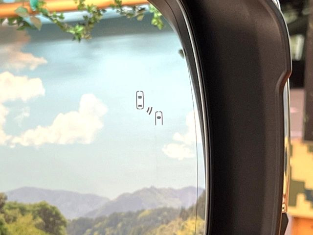 【ブラインドスポットモニター】走行中、ドアミラーの死角になりやすい箇所に後続車が接近するとサイドミラーのレンズに警告を表示!ドライバーに注意喚起をしてくれます。