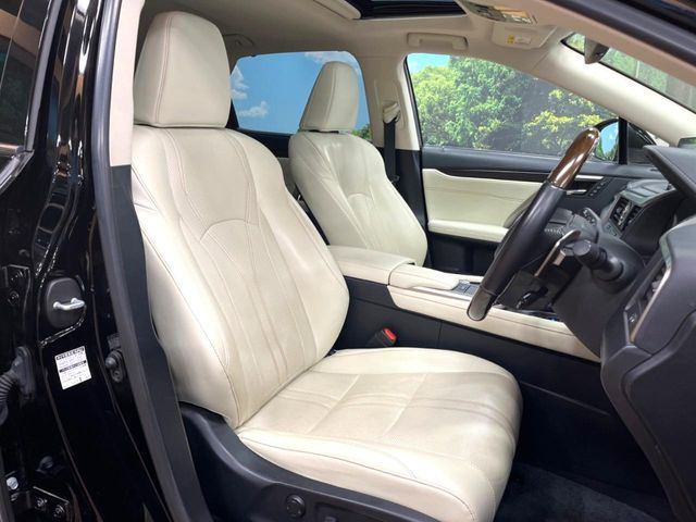 【本革シート】上質な本革を使用し、高級感あふれる本革シート。常に体に触れる部分だから、座り心地の良さにはこだわりたいですね♪汚れの付着や劣化を抑制する内装コーティング施工もおススメですよ♪