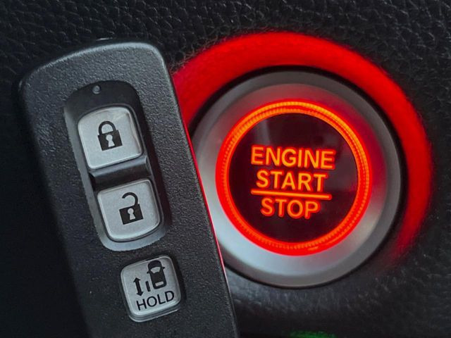 �yHonda�X�}�[�g�L�[�z�J�o����|�P�b�g�ɓ��ꂽ�܂܂ł��h�A�̎{���E�������\�ȃX�}�[�g�L�[�𑕔��B�G���W���̃I���E�I�t�����J�M�����o���K�v����������Ƃ��Ă��֗��ł���
