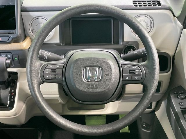 �C���e���A�ɍ��킹���f�U�C���̃X�e�A�����O�́A�^�]�������̂��Ƃ��l���A�^�]���₷���`��A�傫���ł��B�����x�A���ۂɐG���Ă��m���߂��������B