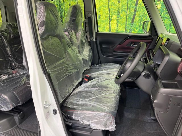 【ハーフレザーシート】高級感と座り心地を両立した人気のシート♪背面・座面のファブリック素材は、通気性の良さや滑りにくさに優れています。気温や服装に左右されず快適にお乗りいただけます。