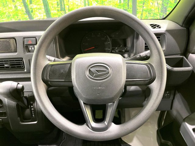 �C���e���A�ɍ��킹���f�U�C���̃X�e�A�����O�́A�^�]�������̂��Ƃ��l���A�^�]���₷���`��A�傫���ł��B�����x�A���ۂɐG���Ă��m���߂��������B