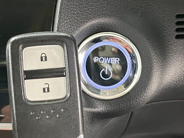 �yHonda�X�}�[�g�L�[�z�J�o����|�P�b�g�ɓ��ꂽ�܂܂ł��h�A�̎{���E�������\�ȃX�}�[�g�L�[�𑕔��B�G���W���̃I���E�I�t�����J�M�����o���K�v����������Ƃ��Ă��֗��ł���