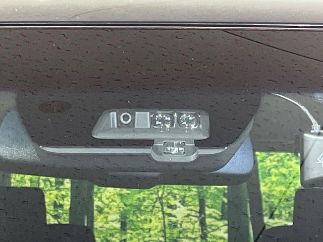 【三菱e-Assist】走行中に前方の車両等を認識し、衝突しそうな時は警報とブレーキで衝突回避と被害軽減をアシスト。より安全にドライブをお楽しみいただけます。