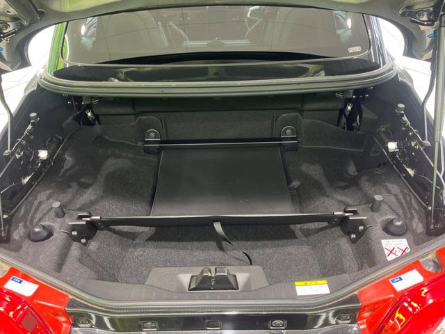 積み下ろしのしやすいデッキにはたっぷりと荷物を積み込んでいただけます。遊びから仕事まで、様々なシーンで頼れます♪