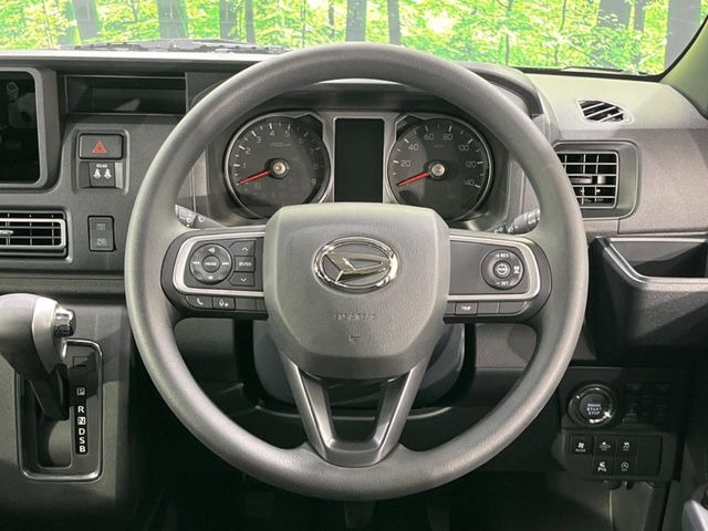 �C���e���A�ɍ��킹���f�U�C���̃X�e�A�����O�́A�^�]�������̂��Ƃ��l���A�^�]���₷���`��A�傫���ł��B�����x�A���ۂɐG���Ă��m���߂��������B