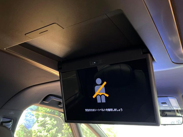 【12.1型フリップダウン】大画面モニターで後席でもエンタメをお楽しみいただけます。家族や友人とお出かけする機会が多い方に大人気です♪