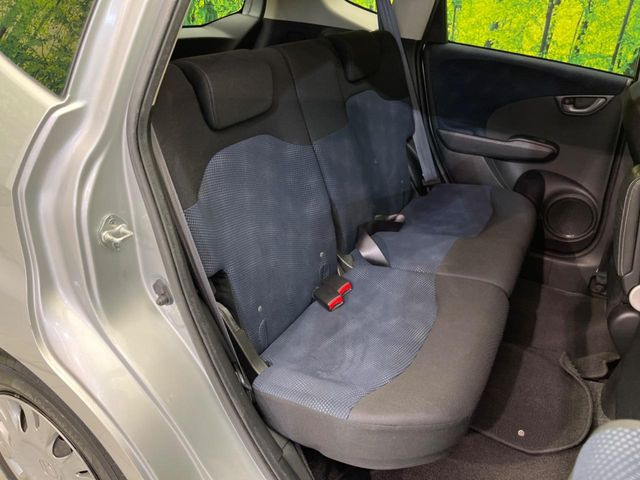 �R���p�N�g�J�[�ł����A�Z�J���h�V�[�g�͏\���ȍL����������K�ɂ���肢�������܂���