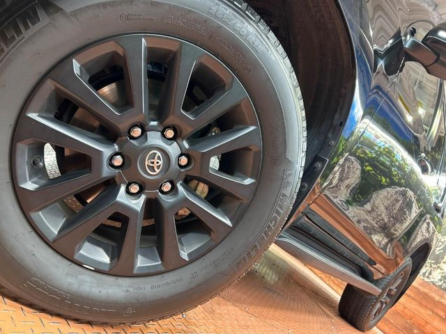 【グレード専用純正18インチアルミホイール】デザイン性の高い純正アルミホイールを装着しております。各種社外アルミホイールや、スタッドレスタイヤも取扱いしております。是非ご相談ください♪