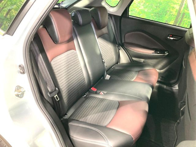 広々とした2列目シートは居住性が高く、居心地も快適!友達や家族とのお出かけにぴったりです。ベビーシートやチャイルドシート使用時も快適にお過ごしいただける十分な空間を確保しています。