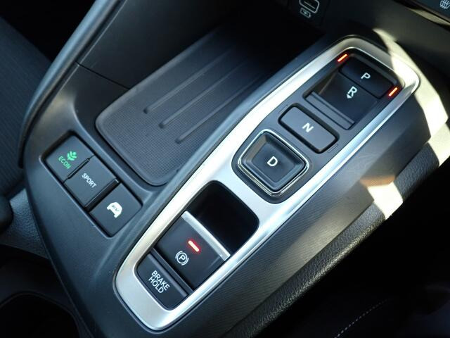 �w��̑���ŁA�V�t�g����A�p�[�L���O�u���[�L�̍쓮�E�������ł��܂��B�u���[�L�y�_�����瑫�𗣂��Ă���~�����Ă����I�[�g�u���[�L�z�[���h�@�\�t���B�M���҂��Ȃǂ̍ۂɕ֗��ł��B