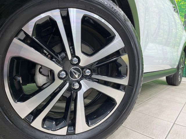 【純正17インチアルミホイール】外観にマッチした純正アルミホイールを装着しております。各種社外アルミホイールや、スタッドレスタイヤも取扱いしております。是非ご相談ください♪