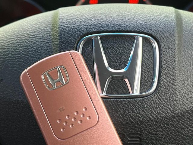 �yHonda�X�}�[�g�L�[�z�J�o����|�P�b�g�ɓ��ꂽ�܂܂ł��h�A�̎{���E�������\�ȃX�}�[�g�L�[�𑕔��B�G���W���̃I���E�I�t�����J�M�����o���K�v����������Ƃ��Ă��֗��ł���