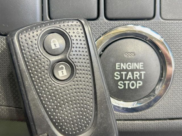 �y�L�[�t���[�V�X�e���z�J�o����|�P�b�g�ɓ��ꂽ�܂܂ł��h�A�̎{���E�������\�ȃX�}�[�g�L�[�𑕔��B�G���W���̃I���E�I�t�����J�M�����o���K�v����������Ƃ��Ă��֗��ł���