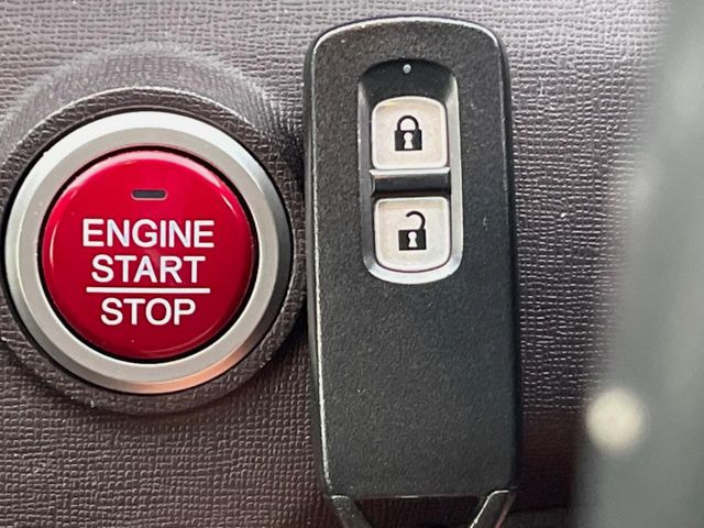 �yHonda�X�}�[�g�L�[�z�J�o����|�P�b�g�ɓ��ꂽ�܂܂ł��h�A�̎{���E�������\�ȃX�}�[�g�L�[�𑕔��B�G���W���̃I���E�I�t�����J�M�����o���K�v����������Ƃ��Ă��֗��ł���