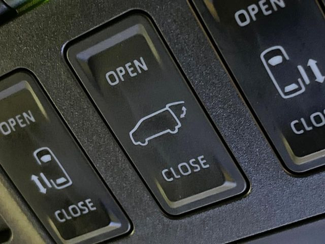 【両側パワースライドドア】スマートキーや運転席のスイッチで後席両側スライドドアの開閉が可能♪電動だから力を入れてドアを開ける必要が無く、小さなお子様でも簡単に開け閉めでき快適です♪