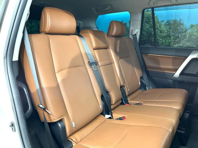 後部座席も気になるようなキズ・汚れやへたり等、大きなダメージはなく、良好な状態です。